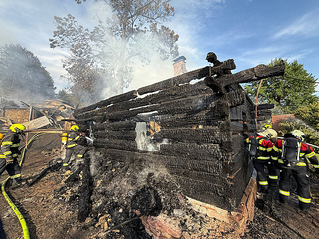 Na Frýdecko-Místecku hoří stodola a roubenka. I kvůli větru platil druhý stupeň