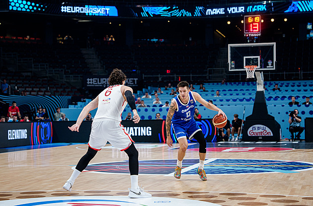 EuroBasket ONLINE: Česká ztráta kolísá kolem deseti bodů. Rozstřílel se Peterka