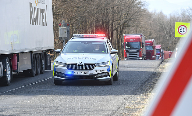 Vážná nehoda uzavřela u Lovosic dálnici D8 ve směru na Prahu