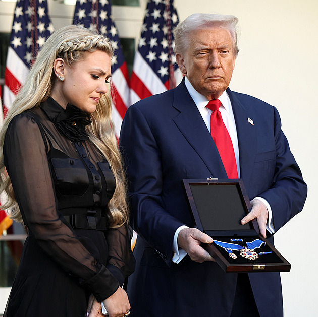 „Opravdový hrdina“. Trump udělil medaili svobody zabitému aktivistovi Kirkovi