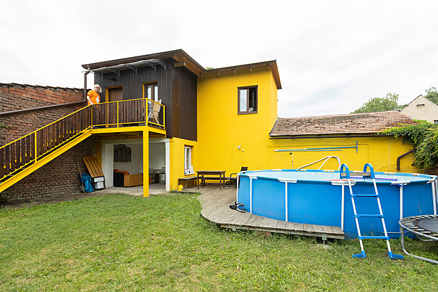 Vlk samotář a umělec se vrhl na přestavbu. Pro svou rodinu vytvořil fajn domov