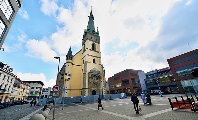 Chrám poškozený bombami prokoukl. Šikmý kostel v centru Ústí má novou fasádu