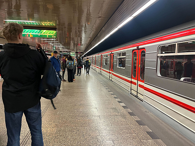 Mezi Dejvickou a Nemocnicí Motol nejezdí metro A, do tunelu utekl pes