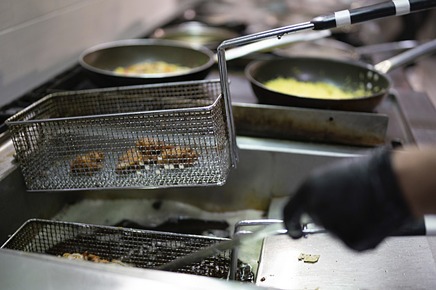 Trumpova mastná pomsta. Zbraní v obchodní válce s Čínou se stal kuchyňský olej