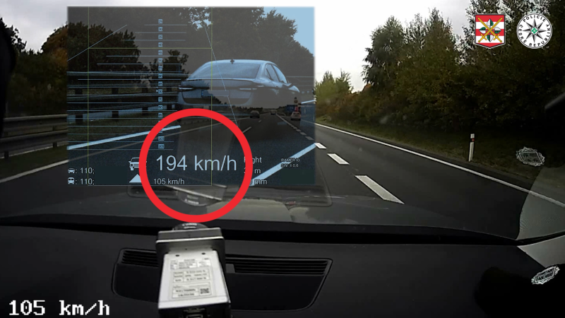 Superb se na Vyškovsku řítil rychlostí 194 km/h. Záběry ukazují, jak prolétl kolem policistů