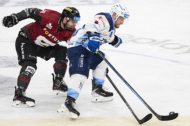 ONLINE: Sparta hájí náskok s Kometou, za výhrou míří Třinec i Hradec. Pardubice slaví