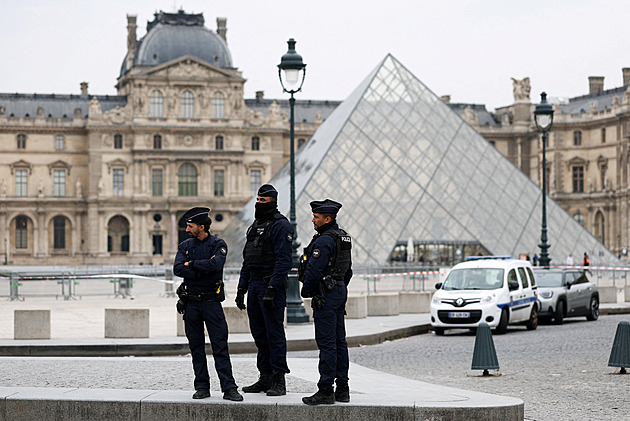 Zloději za bílého dne ukradli šperky z Louvru. Použili žebřík, pak ujeli na skútru