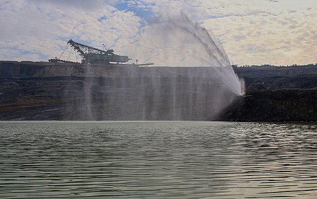 Unikát, kam zavítal i orel mořský. V lomu ČSA dotěžují uhlí, vzniká nové jezero