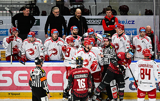 Raškův ostrý faul? Musí to líp vyhodnotit, pravil Nedvěd. Duel ovlivnila i kontroverze