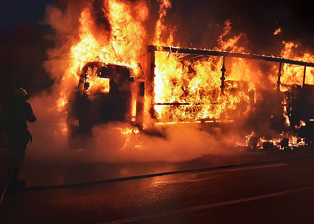 Kvůli požáru kamionu uzavřeli tunely na D8, řidiči musejí využít objížďky