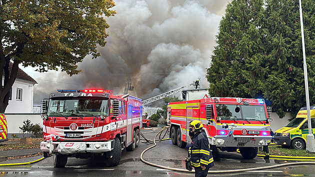 V Nehvizdech hoří průmyslová hala, třetí stupeň poplachu. Kouř je cítit i v Praze