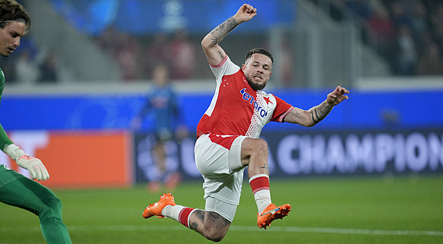 ONLINE: Atalanta - Slavia 0:0, Provoda vychytal gólman, pak těsně míjí Kušej