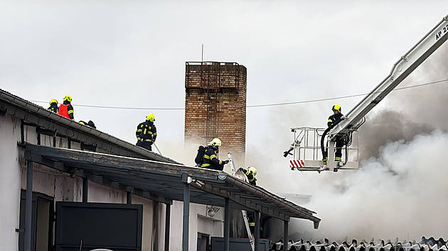 Hasiči dohašují haly v Nehvizdech, škoda je 120 milionů. Míří tam vyšetřovatelé