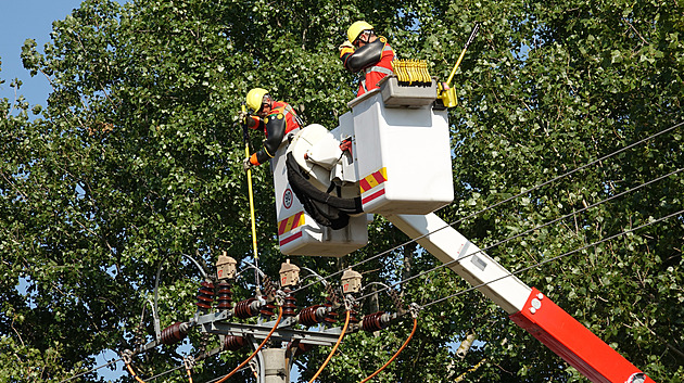 Práce, která není pro každého. Byli jsme u kontroly drátů vysokého napětí