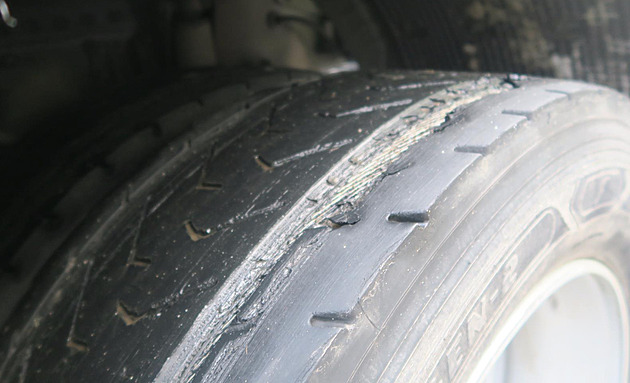 Je čas na nové zimní pneumatiky? Dezén není všechno, napoví stáří nebo trhliny