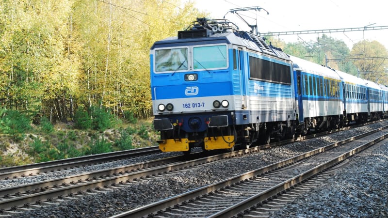 U Stromovky vlak zabil člověka. Provoz mezi Holešovicemi a Roztoky stojí