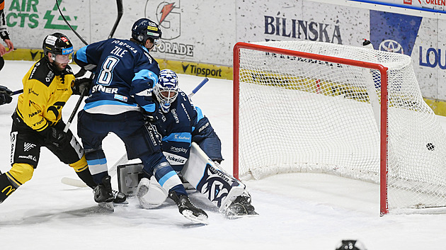 ONLINE: Litvínov si vynucuje prodloužení, Kometa dominuje. Lídr z Třince slaví