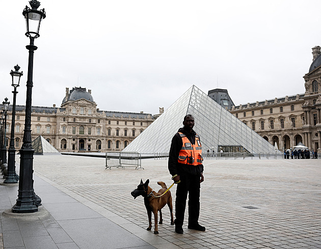 Francouzská policie zatkla dva podezřelé z loupeže v Louvru, klenoty stále chybí