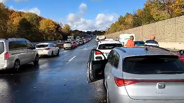 Dálnici D1 uzavřela nehoda pěti aut, pro vážně zraněného přiletěl vrtulník