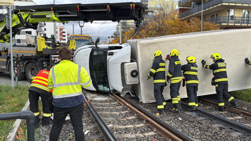 Tramvaj smetla v Praze nákladní vůz. Automobil skončil převrácený na boku