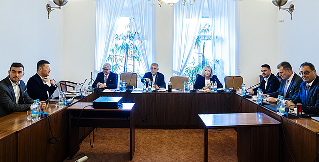 ANO, SPD a Motoristé mají koaliční smlouvu, Okamuru chtějí do čela Sněmovny