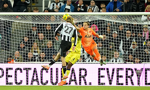 Woltemade ztrestal nejistý výběh Kinského, Tottenham v Ligovém poháru skončil