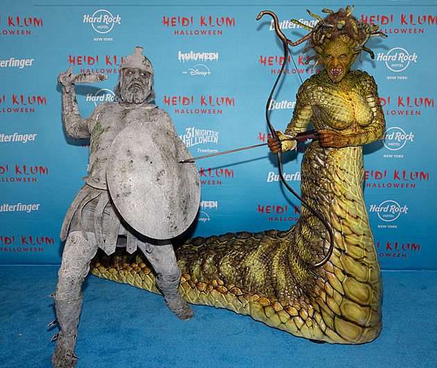 Kdo se na ni podívá, ten zkamení. Klumová opět šokovala halloweenským kostýmem