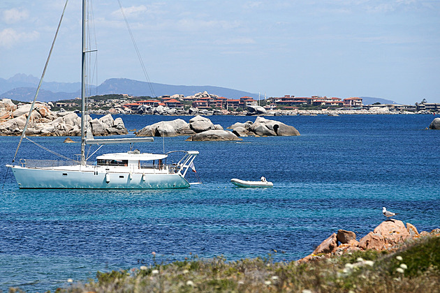 Ostrov celebrit u Korsiky je pračkou na peníze. Úřady ho chtějí „vyvlastnit“