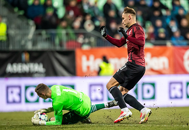 ONLINE: Karviná - Sparta 0:0, Rynešova dělovka končí těsně vedle brány