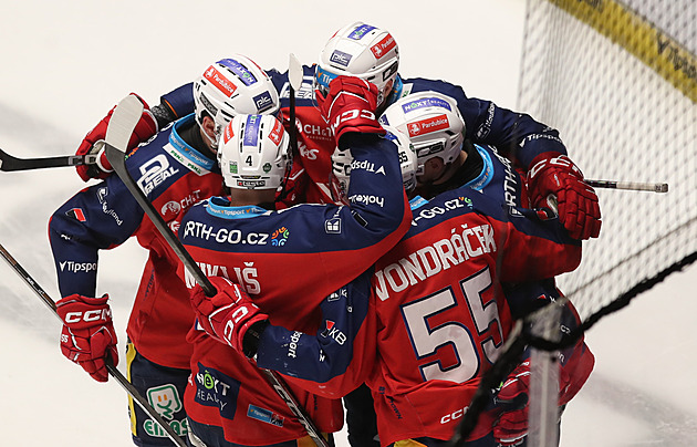 ONLINE: Pardubice zvládly šlágr v Třinci. Sparta i Plzeň vedou, Kometa nestíhá
