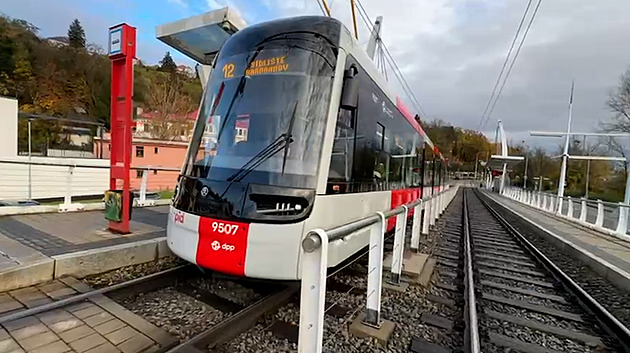 Ostrá premiéra nových pražských tramvají. Sedm vozů už jezdí i s cestujícími