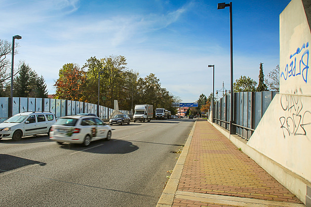 Stavba mostu na půl roku „přetne“ zásadní dopravní městský okruh v Budějovicích