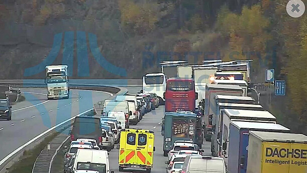 Hromadná nehoda na D1, tvoří se kolona. Pro zraněného letěl vrtulník