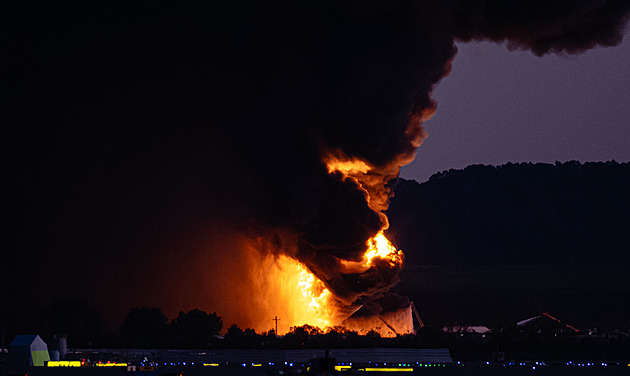V americkém Louisville se zřítil a explodoval nákladní letoun, zemřelo sedm lidí