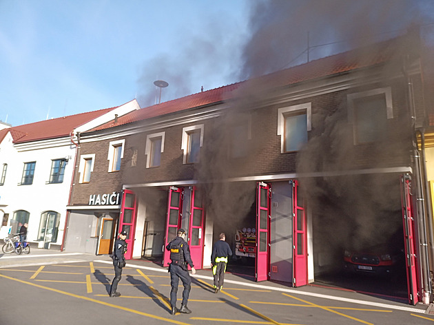 Dobrovolným hasičům vzplála zbrojnice, jeden se při zásahu nadýchal kouře