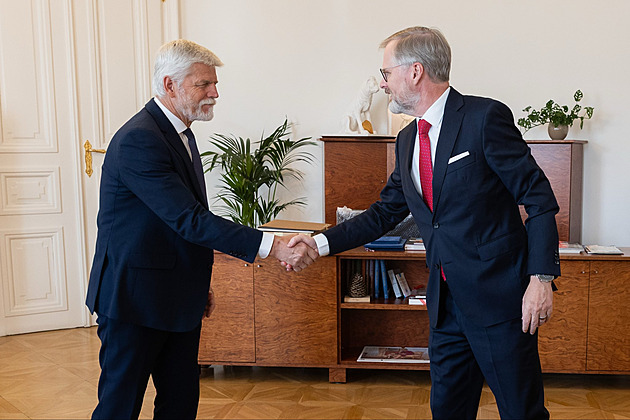 Prezident Pavel přijme od premiéra demisi, Fiala mu ji přivezl osobně