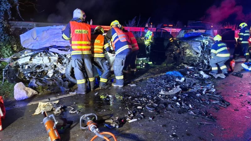 Osm zraněných si vyžádala vážná nehoda na Olomoucku. V autech zůstali uvěznění lidé