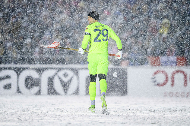 Bláznivé finále v Kanadě. Fotbalisté hráli ve sněhu, s odklízením pomáhal i brankář