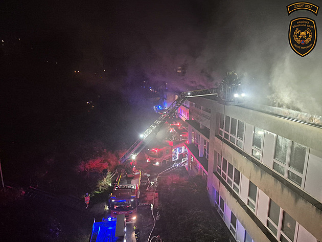 Ve Zlíně už hodiny hoří střecha střední školy, výuku vedlejší školy to neovlivní