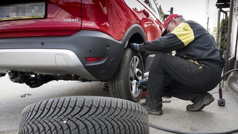 Poslední možnost přezout kola před hrozbou pokuty. Teploty začnou brzy klesat
