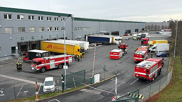 Ve skladové hale se prorazil barel s chemikáliemi, evakuovali desítky lidí