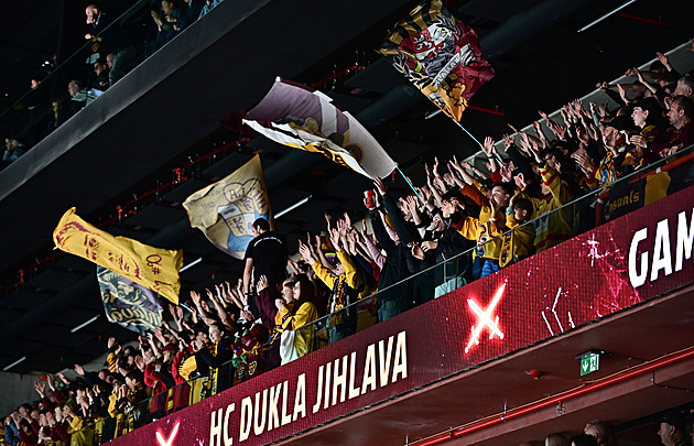 Hala potmě, přerušená hra, výzva k evakuaci. Fanoušek s cigaretou narušil hokej