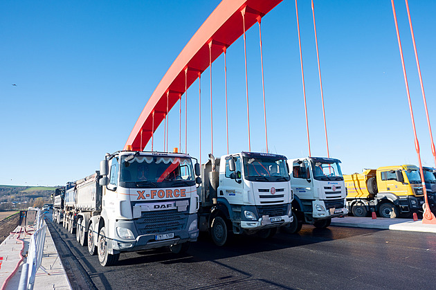 Náklaďáky s kamením prověřily „Golden Gate“ u Napajedel. Most má sloužit sto let