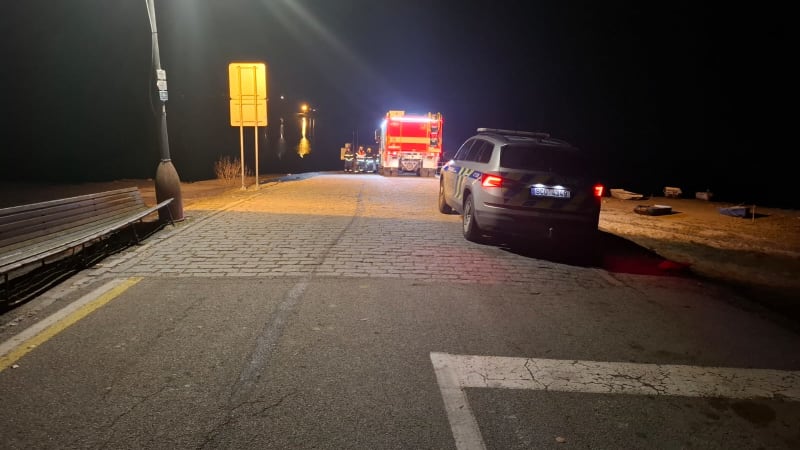 Tragédie na Lipně: Starší muž sjel s autem do nádrže a zemřel. Policie nevyloučila sebevraždu