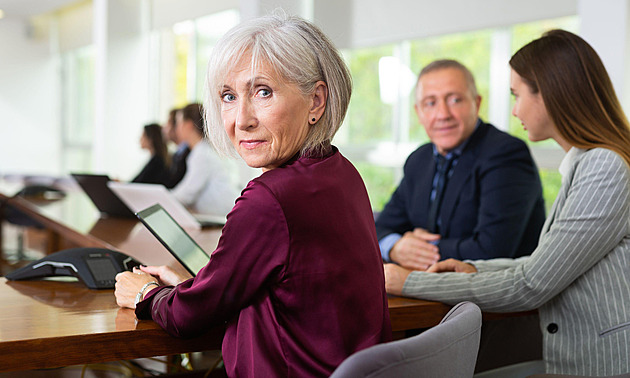 Zájem o padesátníky na pracovním trhu je. Mýtům navzdory