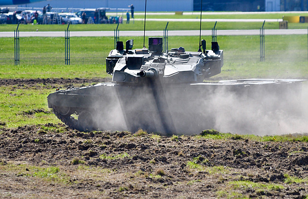 Němci se dočkali prvního ultramoderního leopardu s neviditelným štítem