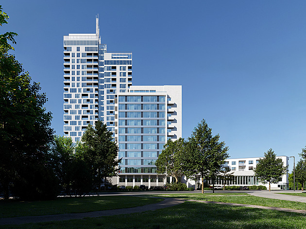 V Plzni začali stavět třetí nejvyšší obytný dům ČR, pomůže i „samošplhací“ jeřáb