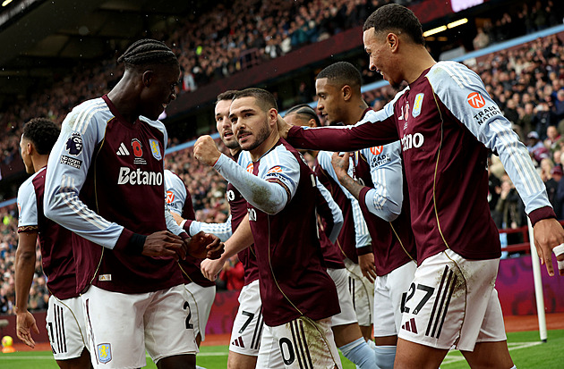 ONLINE: Aston Villa ztrácí na Leedsu, pak derby Arsenalu s Tottenhamem