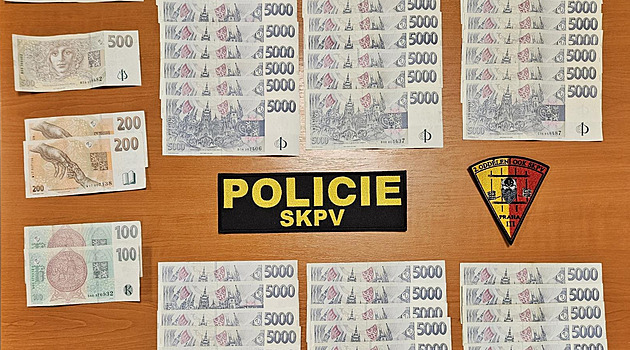 Žena ukradla seniorce 400 tisíc korun přímo před bankou, policie ji zadržela