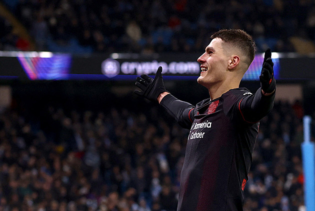 ONLINE: Leverkusen díky Schickově gólu zdolal City, Chelsea dala Barceloně trojku